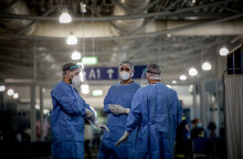 Υγειονομικοί με προστατευτικές στολές για κορωνοϊό - Ο ΕΟΔΥ ανακοίνωσε τα νέα κρούσματα στην Αττική τη Μεγάλη Πέμπτη (29/4)