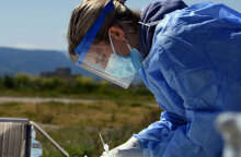 Υγειονομικός του ΕΟΔΥ πραγματοποιεί rapid test για κορωνοϊό (ΦΩΤΟ ΑΡΧΕΙΟΥ) - Ανακοινώθηκαν τα σημεία ελέγχου για τη Μεγάλη Παρασκευή (30/4)