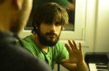 Στιγμιότυπο από το τρέιλερ του ραδιοφωνικού έργου «Τη χρονιά του Υδροχόου»