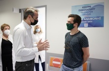 Ο Κυριάκος Μητσοτάκης σε εμβολιαστικό κέντρο στη Ραφήνα συνομιλεί με νέους