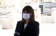 Η ΠτΔ, Κατερίνα Σακελλαροπούλου, στην επιμνημόσυνη δέηση στη μνήμη των θυμάτων της πανδημίας