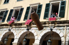 Κέρκυρα - Πρώτη Ανάσταση: Κάτοικοι πέταξαν «μπότηδες» από τα παράθυρα (ΦΩΤΟ ΑΡΧΕΙΟΥ)