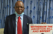 Stephen Karanja, ο γιατρός στην Κένυα που έλεγε στον κόσμο να μην εμβολιαστεί για τον κορωνοϊό - Πέθανε από επιπλοκές της Covid-19