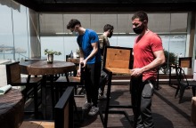 Προτεοιμασία για το άνοιγμα της εστίασης 