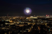 Πυροτεχνήματα στον ουρανό της Αθήνας για τον εορτασμό της Ανάστασης το Πάσχα του 2021