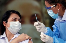 Γιατροί της Θεραπευτικής Κλινικής της Ιατρικής Σχολής του ΕΚΠΑ απαντούν σε 5 βασικά ερωτήματα όσων έχουν εμβολιαστεί κατά του κορωνοϊού.