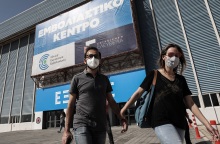 Ξεκινούν και πάλι από σήμερα οι εμβολιασμοί κατά του κορωνοϊού σε όλη τη χώρα, μετά την προσωρινή διακοπή λόγω του εορτασμού του Πάσχα