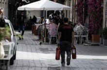 Στιγμιότυπο από το άνοιγμα της εστίασης το βράδυ της Δευτέρας του Πάσχα