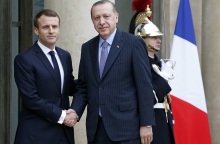 Χειραψία του Εμανουέλ Μακρόν και του Ρετζέπ Ταγίπ Ερντογάν