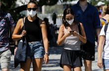 Κοπέλες με μάσκα για τον κορωνοϊό στο κέντρο της Αθήνας (ΦΩΤΟ ΑΡΧΕΙΟΥ)