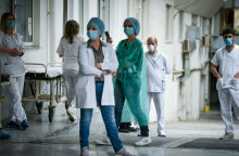 Υγειονομικοί στην είσοδο νοσοκομείου - Λίγο πάνω από το 60% ο εμβολιασμός στη συγκεκριμένη κατηγορία στην Ελλάδα (ΦΩΤΟ ΑΡΧΕΙΟΥ)