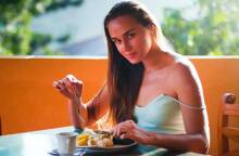 Γυναίκα που τρώει πρωινό