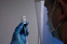 Εμβολιασμός: Υγειονομικός ετοιμάζει εμβόλιο για τον κορωνοϊό - Νέο ρεκόρ το τελευταίο 24ωρο