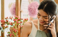 Κοπέλα μιλάει στο τηλέφωνο