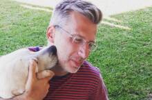 Ο Άκης Σκέρτσος με τον σκύλο του