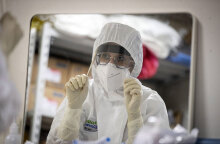 Κορωνοϊός: Υγειονομικός με προστατευτική στολή - Προβληματίζει η ινδική μετάλλαξη