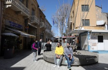 Πολίτες με μάσκα σε δρόμο της Κύπρου