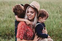 Γυναικα με τα δύο της παιδιά