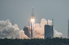 Ο πύραυλος Long March 5B, που μεταφέρει τον πυρήνα του διαστημικού σταθμού Tianhe της Κίνας, απογειώνεται από την τοποθεσία εκτόξευσης διαστημικών σκαφών Wenchang στην επαρχία Hainan της Κίνας, 29 Απριλίου 2021