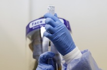 Νοσηλευτής ετοιμάζει δόση εμβολίου AstraZeneca