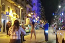 Γυναίκα βγήκε γυμνή σε κεντρικό δρόμο στη Θεσσαλονίκη