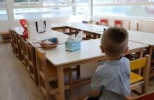 Παιδί σε τάξη νηπιαγωγείου