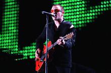 Ο τραγουδιστής των U2, Bono