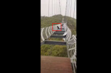 Κίνα: Το γυάλινο δάπεδο σε γέφυρα έχει καταστραφεί και ένας άνδρας έχει «γαντζωθεί» για να μην πέσει στο κενό