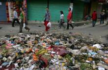 Κατμαντού - Τουρίστες περπατούν δίπλα σε τόνους σκουπιδιών στο Thamel