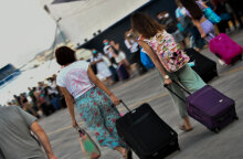 Ταξιδιώτες στο λιμάνι του Πειραιά - Ανοίγουν οι διαπεριφερειακές μετακινήσεις στις 14 Μαΐου 2021