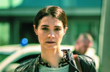 Η Πηνελόπη Τσιλίκα υποδύεται τη Θάλεια Καρούζου στον «Σιωπηλό Δρόμο»