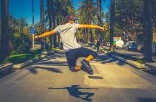 Νέος που χοροπηδάει