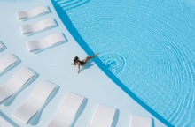 Κοπέλα ξαπλωμένη σε πισίνα