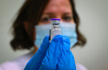 Εμβολιασμός - Ελλάδα: Υγειονομικός κρατά φιαλίδιο με εμβόλιο της Pfizer