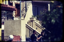 Νεκρή νεαρή γυναίκα δίπλα στο μωρό της και τον δεμένο σύζυγό της στο σπίτι τους στα Γλυκά Νερά