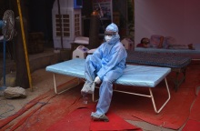 Ινδία - Υγειονομικός φορά τη στολή προστασίας από τον κορωνοϊό