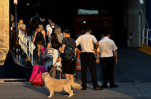 Ταξιδιώτες στο λιμάνι του Πειραιά επιβιβάζονται σε πλοίο - Με συγκεκριμένο έγγραφο η μετακίνηση σε νησιά από την Παρασκευή 14 Μαΐου 2021