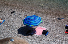 Ομπρέλες και πετσέτες σε παραλία (ΦΩΤΟ ΑΡΧΕΙΟΥ) - Στις 15 Μαΐου 2021 το άνοιγμα του Τουρισμού