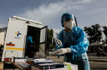 Αττική: Υγειονομικός με μάσκα για τον κορωνοϊό διενεργεί rapid test