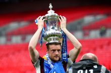 Ο Τζέιμι Βάρντι με την κούπα του FA Cup στο κεφάλι