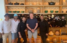 Ο Γκόρντον Ράμσεϊ φωτογραφίζεται με την ομάδα εστιατορίου στην Αθήνα