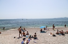 Πολίτες απολαμβάνουν το μπάνιο τους στη θάλασσα
