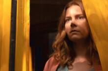 Η Ειμι Άνταμς στην ταινία «Γυναίκα στο παράθυρο» στο Netflix