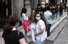 ΚΙΝΗΣΗ ΣΤΑ ΕΜΠΟΡΙΚΑ ΚΑΤΑΣΤΗΜΑΤΑ ΤΗΣ ΟΔΟΥ ΕΡΜΟΥ