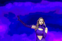 Στεφανία Λυμπερακάκη - Η εντυπωσιακή μωβ φόρμα έχει δημιουργηθεί από τον διάσημο σχεδιαστή μόδα Βρεττό Βρεττάκο