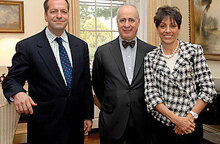 Από αριστερά: John Donatich, Θεόδωρος και Σεσίλ Μαργέλλου