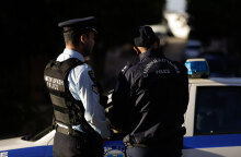 Αστυνομικοί έξω από περιπολικό (ΦΩΤΟ ΑΡΧΕΙΟΥ) - Διαρρήκτες μπήκαν στο σπίτι ποδοσφαιριστή στην Κηφισιά