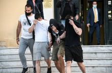 Στον Εισαγγελέα οδηγήθηκαν οι νεαροί που επιτέθηκαν στον ηλικιωμένο στην πλατεία της Νέας Σμύρνης