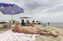 Λουόμενη σε παραλία (ΦΩΤΟ ΑΡΧΕΙΟΥ) - 545 ακτές στην Ελλάδα βραβεύτηκαν με «Γαλάζια Σημαία 2021»