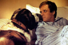 Ο Τσαρλς Γκρόντιν (Charles Grodin) πρόσωπο με πρόσωπο με τον «Μπετόβεν», τον πελώριο σκύλο Αγίου Βερνάρδου